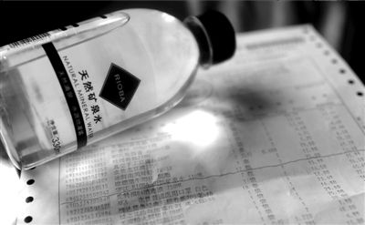 長(zhǎng)綠苔的礦泉水和超市購(gòu)物清單。 京華時(shí)報(bào)記者 王苡萱 攝