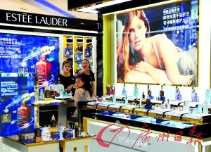 今年以來，雅詩蘭黛等大牌化妝品相繼被檢出不合格產(chǎn)品。（圖片來源：廣州日報 王燕攝）