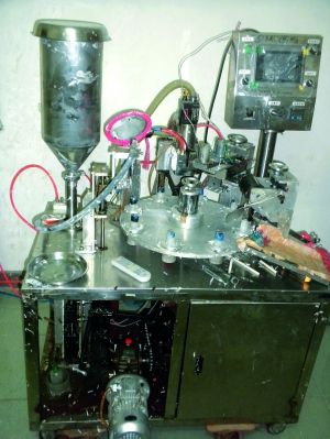 行動中查獲的假冒“高露潔”牙膏和制假機械。信息時報記者鄭啟文 攝