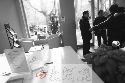 人民路上的這家商店,夜間疑被一男子隔著門縫用長竿偷走一臺(tái)蘋果ipad air。