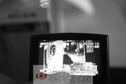 人民路上的這家商店,夜間疑被一男子隔著門縫用長竿偷走一臺(tái)蘋果ipad air。