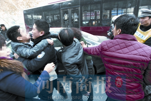 民警將打人男子拉開 民警將打人男子拉開