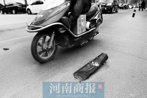 金水路上，一根路樁被撞倒