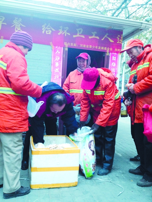 環(huán)衛(wèi)工在領取愛心早餐 環(huán)衛(wèi)工在領取愛心早餐