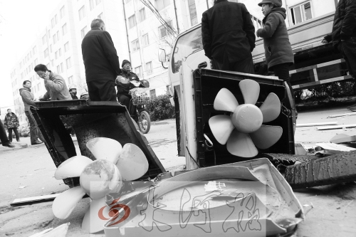 7樓一住戶家中天然氣爆炸，廚房里的排氣扇被炸得掉落地上。