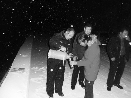 民警將熱水分給受困人員 民警將熱水分給受困人員