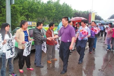 專案組押解嫌疑人回洛，的哥的姐自發(fā)前來迎接。