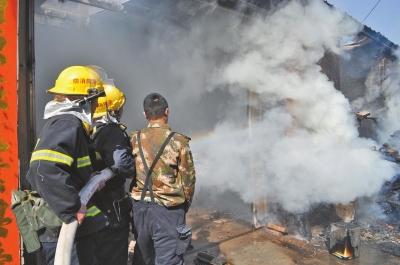 火勢兇猛，濃煙滾滾，消防官兵正在奮力救火。