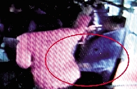 一小偷把手伸到乘客衣兜內(nèi)行竊時的瞬間。(翻拍視頻)