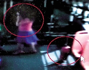 去年10月份的一天，一名女乘客打著電話下了車，包丟在了車上。(翻拍視頻)