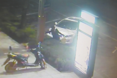 監(jiān)控視頻顯示，一名女子正在往路燈桿和路牌燈箱上噴涂。