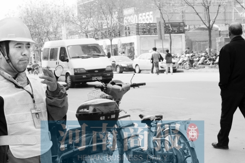  燃?xì)庑孤?消防員演習(xí)變實(shí)戰(zhàn)。而幾米外,有工作人員在抽煙