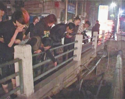 圍觀群眾感嘆橋那么高，被扔下橋的劉先生真是“萬幸”。