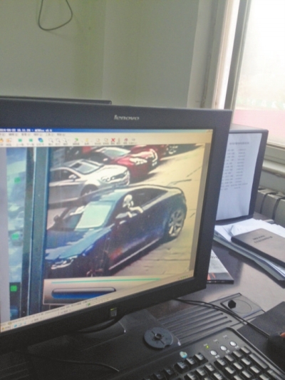 監(jiān)控錄像顯示，肇事車駕駛室內(nèi)有狗頭探出窗外。