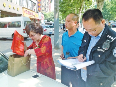 失主在清點(diǎn)、認(rèn)領(lǐng)失物。