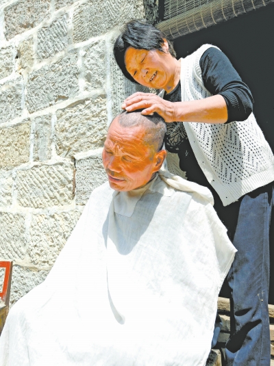 為了照顧兩個(gè)小叔，馬英專門學(xué)會(huì)了理發(fā)。