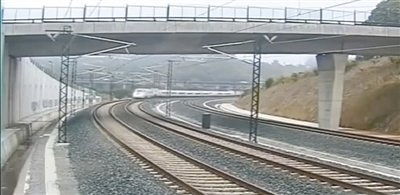 時速190公里的列車通過一個限速80公里的急轉彎。