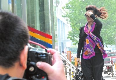 7月22日李某某輪奸案庭前會議，夢鴿擋臉小跑進法院。資料圖片京華時報記者蒲東峰攝