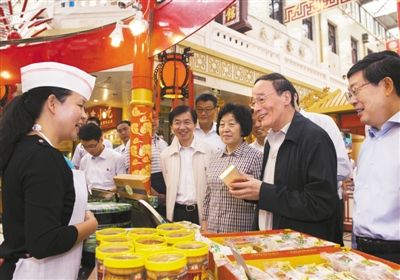 9月6日，王岐山在天津南市食品街調(diào)研，在月餅柜臺前，詢問中央關(guān)于中秋國慶嚴(yán)禁公款送禮的規(guī)定發(fā)布后的銷售情況。新華社記者 李學(xué)仁 攝