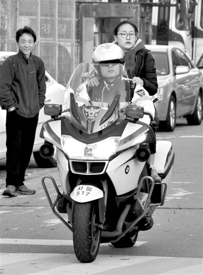 7日，首爾，警察將一名考生送抵考場(chǎng)。新華社發(fā)