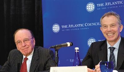 2008年，布萊爾與默多克在美國參加一國際會議。