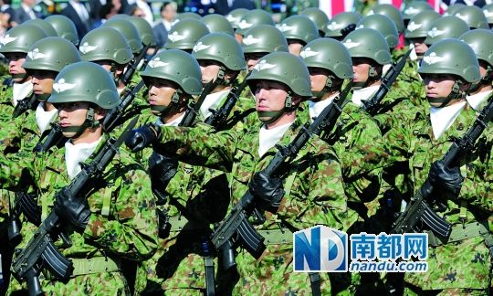 10月27日，日本自衛(wèi)隊舉行閱兵儀式