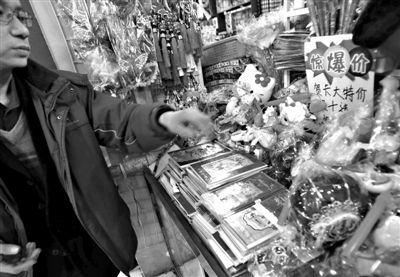 12月27日，世紀(jì)天鼎購物廣場的一位商戶表示，今年的賀卡明顯沒有前幾年好賣。新京報(bào)記者 王貴彬 攝