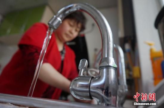 圖為4月13日,蘭州市七里河區(qū)居民李大媽用自來水洗菜。楊艷敏 攝