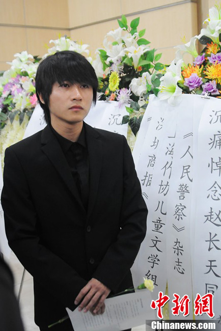 韓寒到場痛哭流淚。
