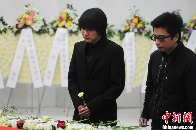 韓寒到場痛哭流淚。