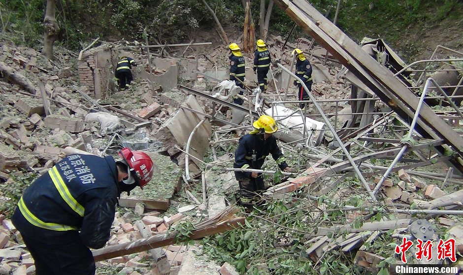 圖為南京消防隊員在現場搜救。中新社發(fā) 梅亮 攝