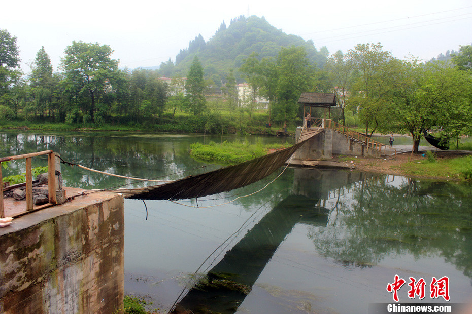5月1日晚9點(diǎn)10分左右，湖南省鳳凰縣沱江鎮(zhèn)棉寨村距縣城3公里處桃花島篝火晚會(huì)散場(chǎng)時(shí)，游客經(jīng)過(guò)近水