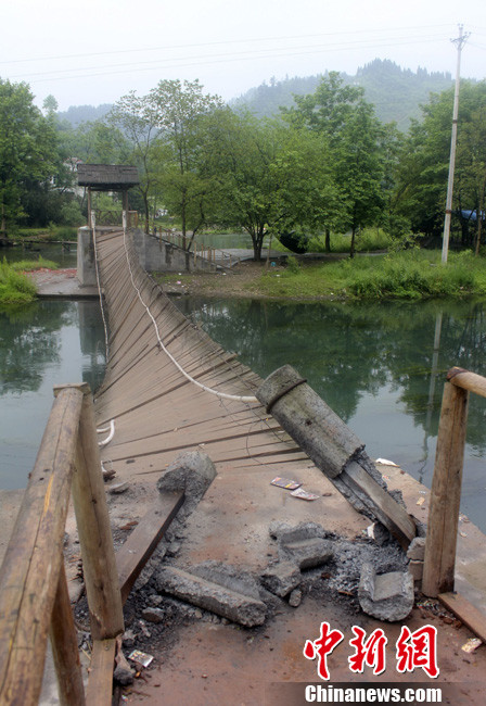 5月1日晚9點(diǎn)10分左右，湖南省鳳凰縣沱江鎮(zhèn)棉寨村距縣城3公里處桃花島篝火晚會(huì)散場(chǎng)時(shí)，游客經(jīng)過(guò)近水