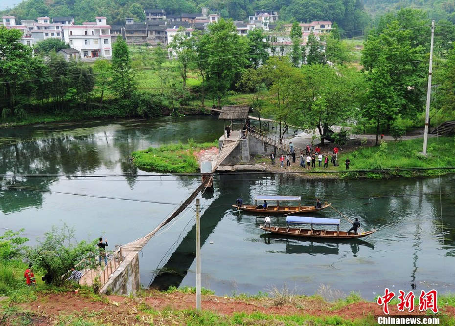 5月2日，鳳凰縣搜尋人員仍在沱江下游搜尋。
