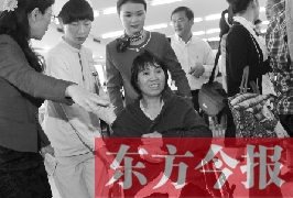 坐在輪椅上的，就是為兒子捐出肝、腎的母親潘大想