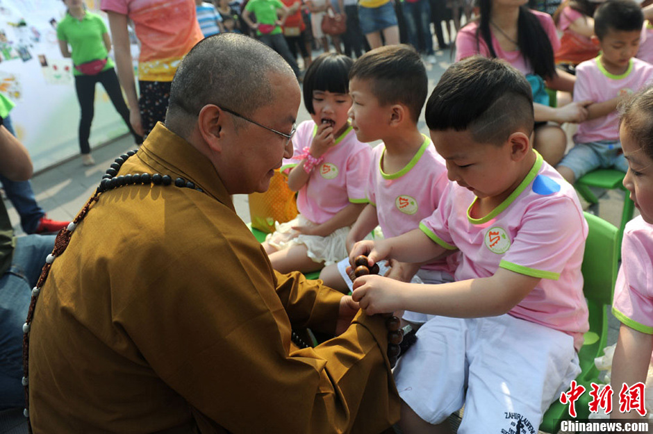 圖為羅漢寺素全法師與參加生日party的孩子。張浪 攝