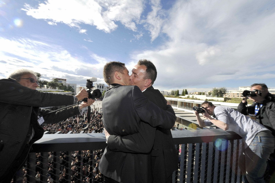 法國(guó)舉行首場(chǎng)合法同性婚禮 法國(guó)舉行首場(chǎng)合法同性婚禮