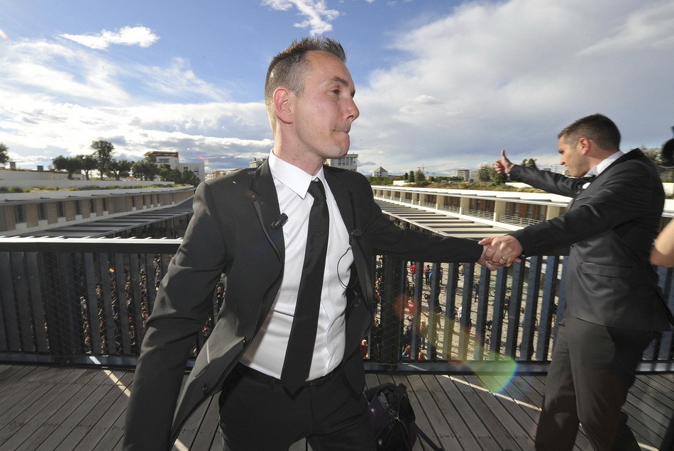 法國(guó)舉行首場(chǎng)合法同性婚禮 法國(guó)舉行首場(chǎng)合法同性婚禮