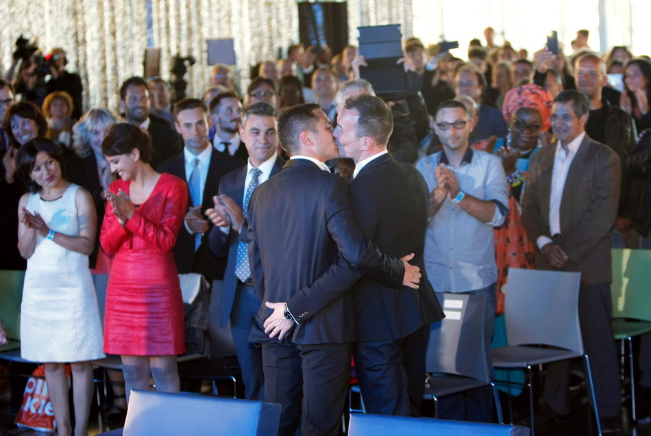 法國(guó)舉行首場(chǎng)合法同性婚禮 法國(guó)舉行首場(chǎng)合法同性婚禮