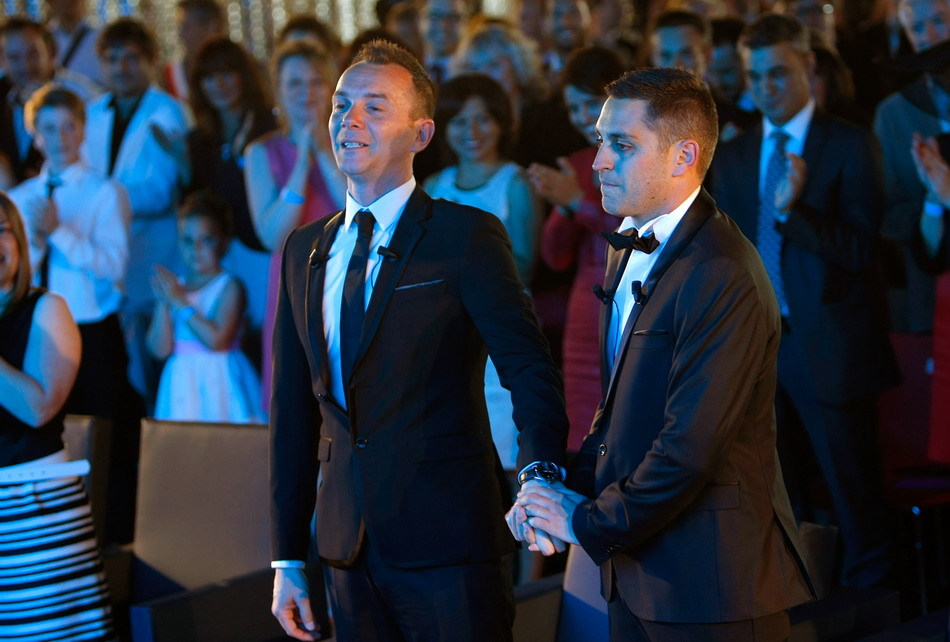 法國(guó)舉行首場(chǎng)合法同性婚禮 法國(guó)舉行首場(chǎng)合法同性婚禮