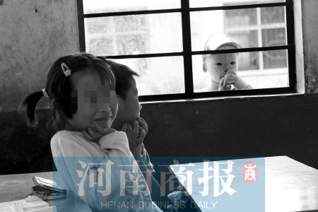 她不止一次說想去上學，而更多的時候，她是站在教室外面，眼巴巴地看著里面的小朋友