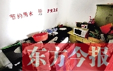 廁所進門中廳，擺放著灶臺、餐桌、床鋪等，乍一看像個客廳