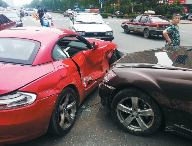 兩部?jī)r(jià)值百萬(wàn)左右的豪車在碰撞中損傷嚴(yán)重。謝德勝 記者金學(xué)永/攝