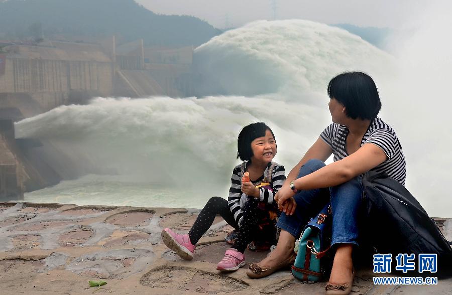 　6月22日，兩位游客在黃河小浪底景區(qū)內(nèi)歇息。
