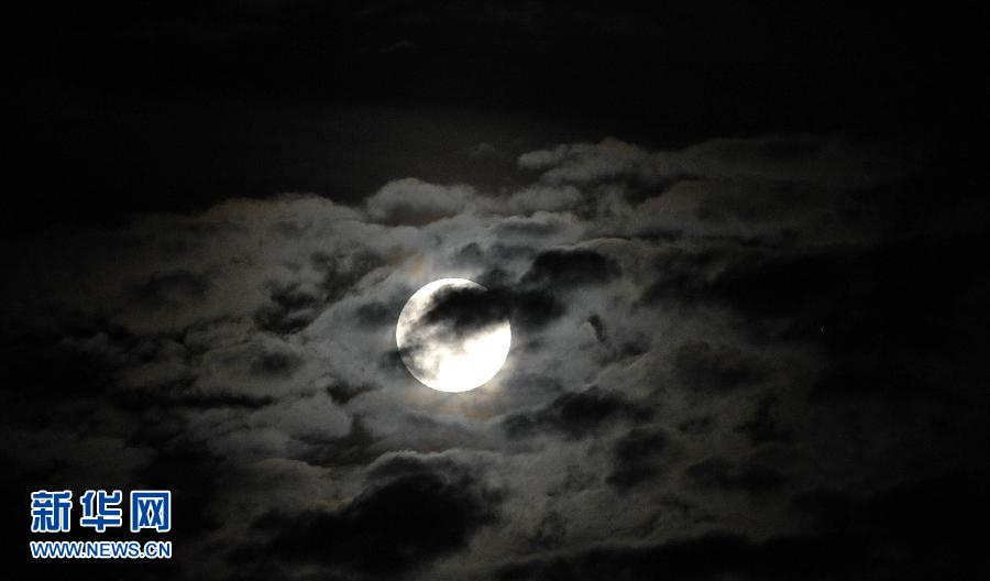 6月23日晚，一輪圓月高懸在海南省?？谑猩峡铡? width=