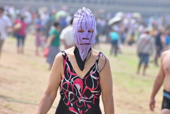 2013年7月3日，山東青島青島高溫來襲，“青島大媽”不懼滸苔，戴著“強(qiáng)盜面具”出現(xiàn)在海水浴場消暑降