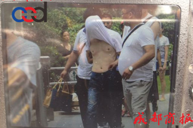 圖為事發(fā)現(xiàn)場，嫌疑人被警方控制。