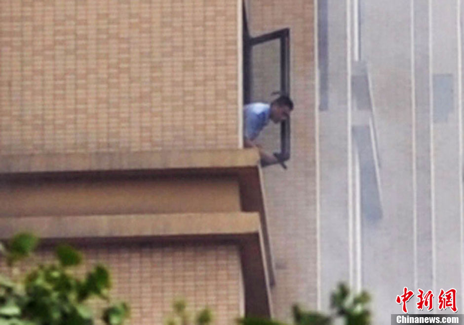 7月31日，成都成華區(qū)二十四城小區(qū)發(fā)生警匪槍戰(zhàn)。