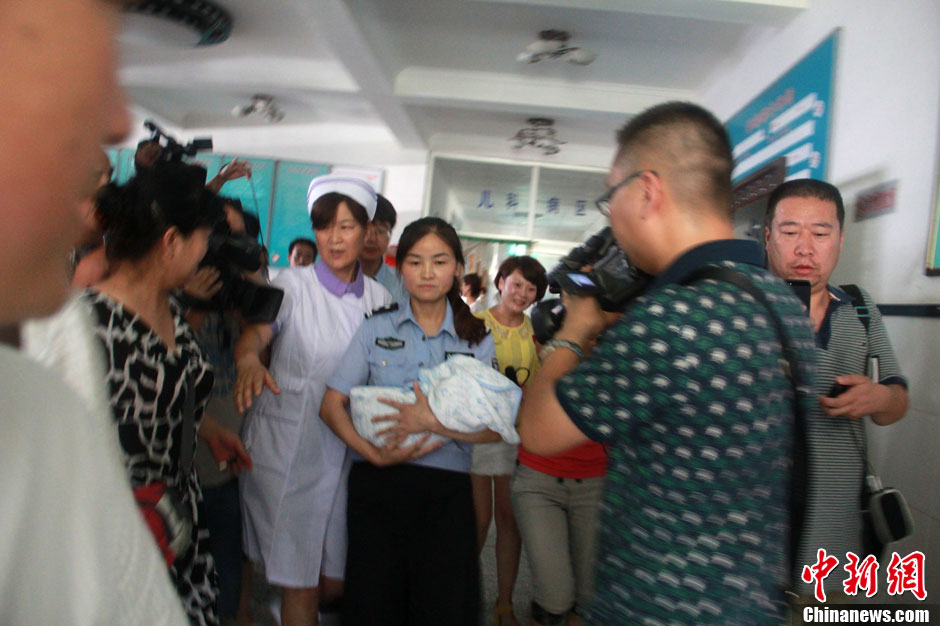 圖為當(dāng)?shù)孛窬瘧驯Й@救嬰兒進(jìn)入富平婦幼保健院。張一辰 攝