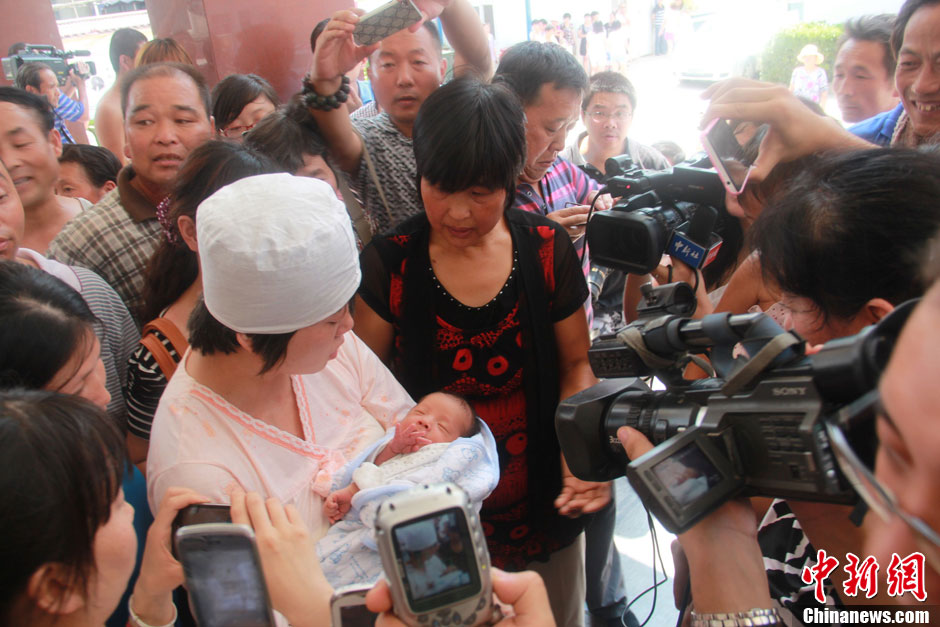 圖為大批媒體記者采訪獲救嬰兒母親。張一辰 攝